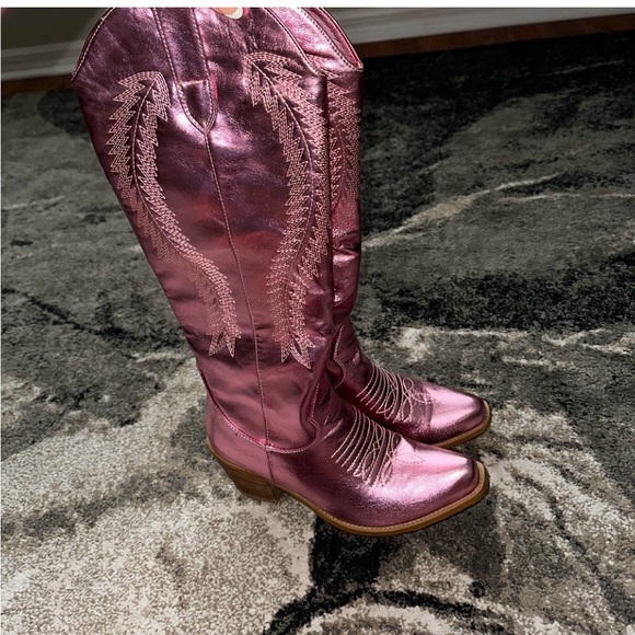 Shoes - Sexy Metallic Pink Cowgirl boots!